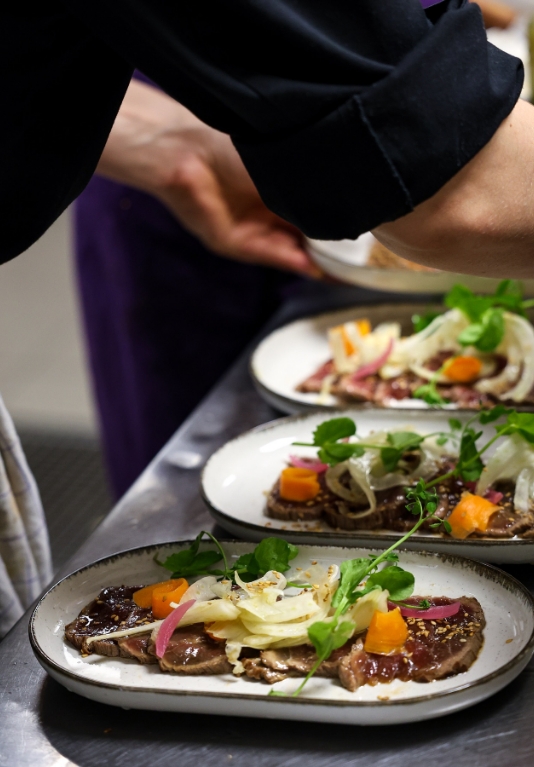 Assiettes de bœuf maison servies au restaurant à Saint-Chinian Maison Del Moral
