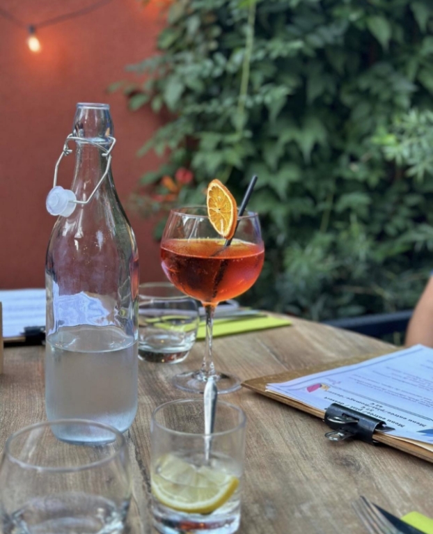 Cocktail à déguster sur la terrasse du restaurant à Saint-Chinian Maison Del Moral