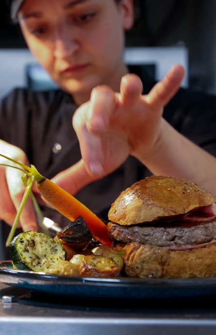 Hamburger servi au restaurant à Saint-Chinian Maison Del Moral