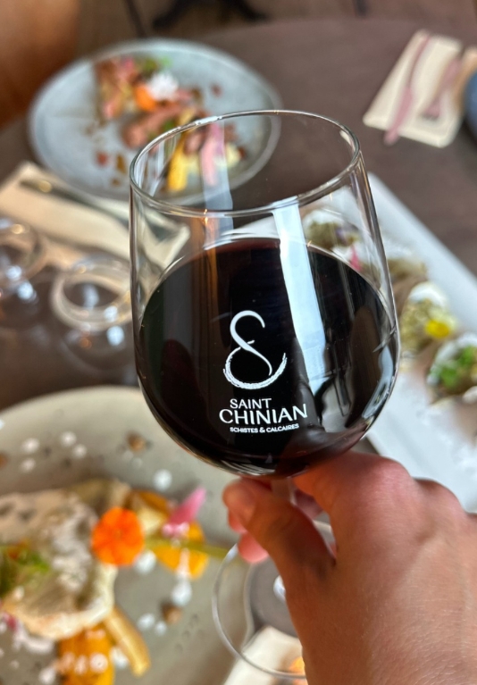 Vin rouge servi au restaurant à Saint-Chinian Maison Del Moral
