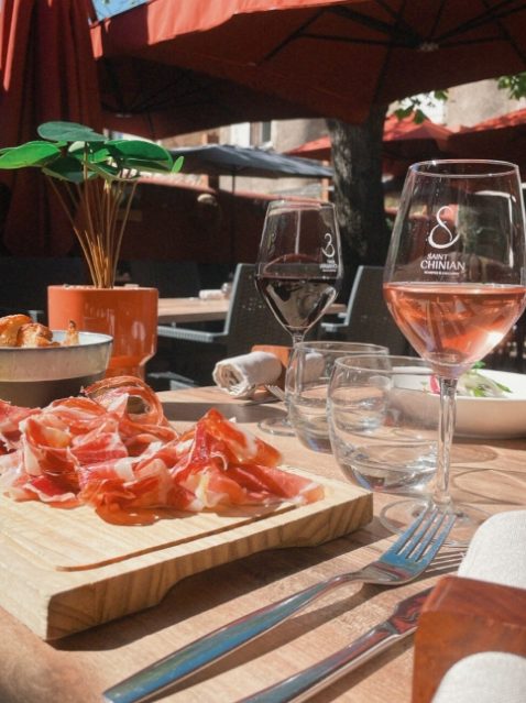 Plateau de charcuterie servi au restaurant à Saint-Chinian de Maison Del Moral